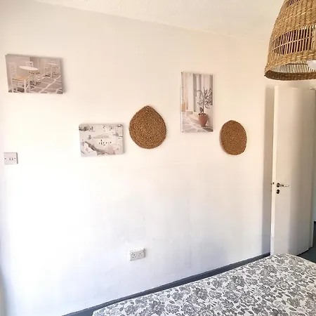 Bright 1br Retreat - 5 Min Walk To The Апартаменти Ларнака